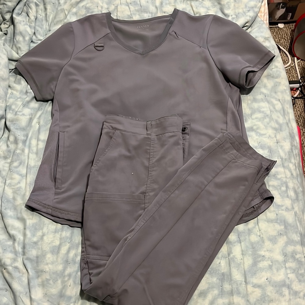 Jaanuu Scrub Set